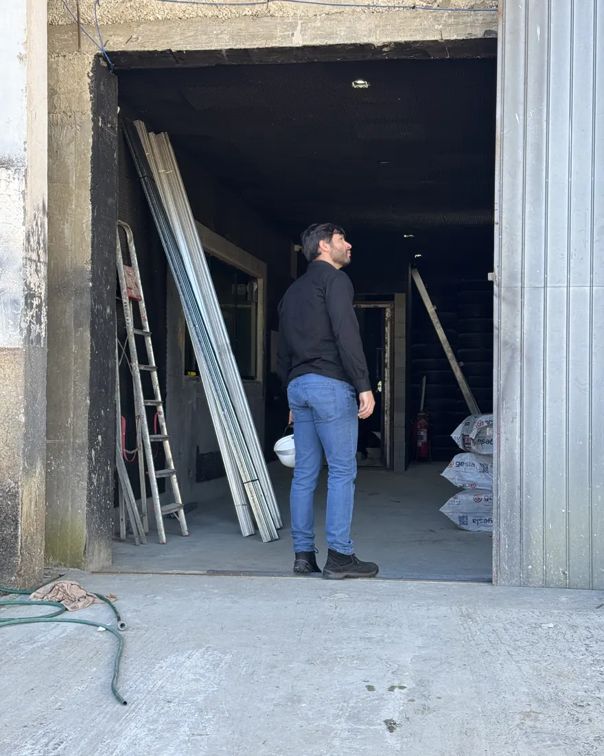 Obra comercial em Curitiba: adequação interna e pátio