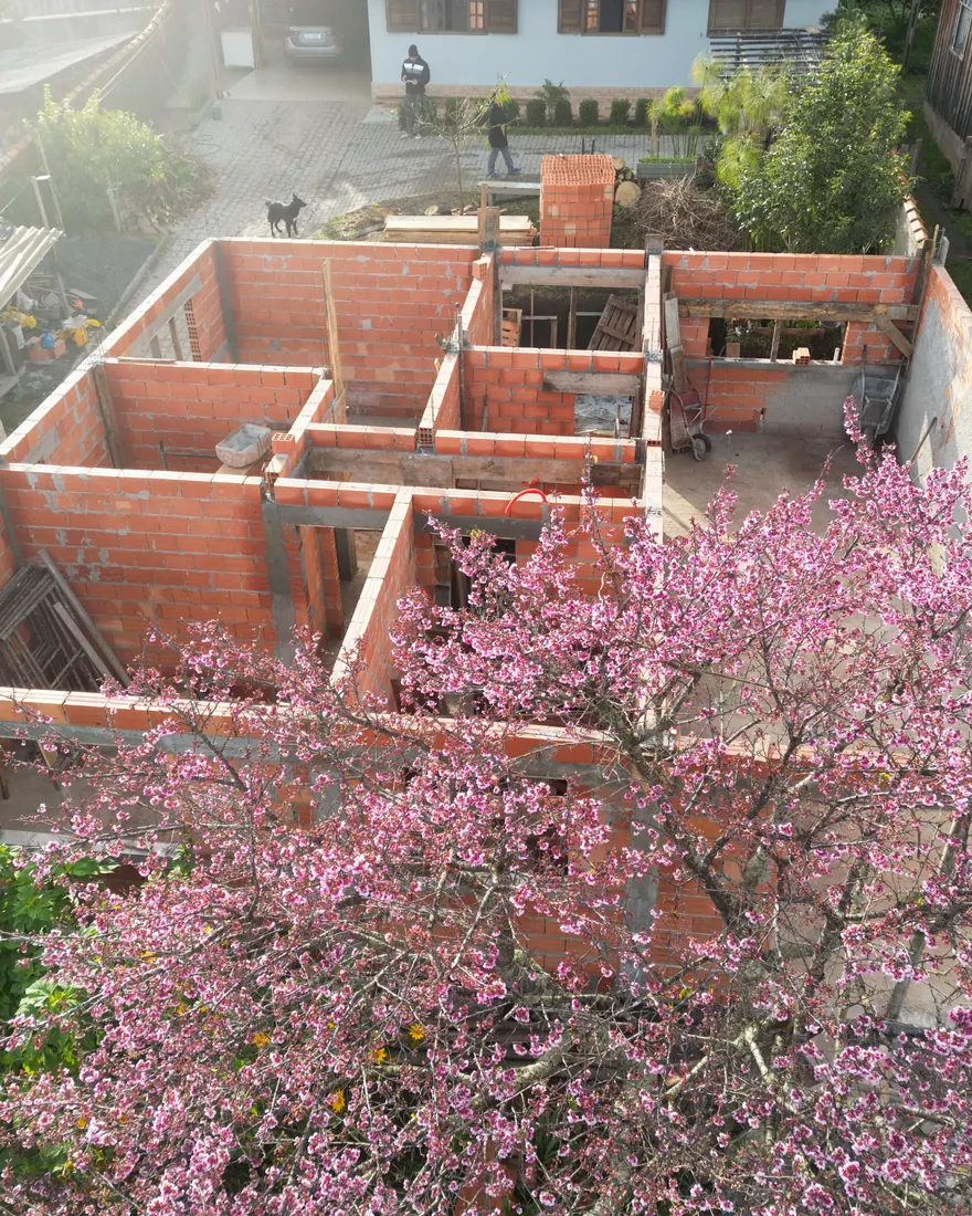 Residência em Campina Grande do Sul: da demolição à alvenaria
